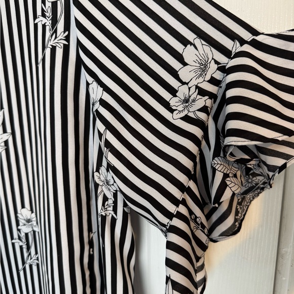 Black and White Striped Floral Women's Ruffle Sleeved Top 2X - Picture 3 of 11